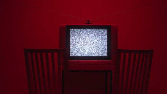 电视静止在框架中间前面有两把椅子呈暗红色渐变