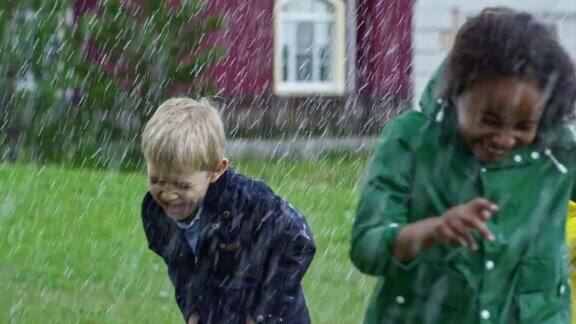 快乐的孩子们在大雨中奔跑