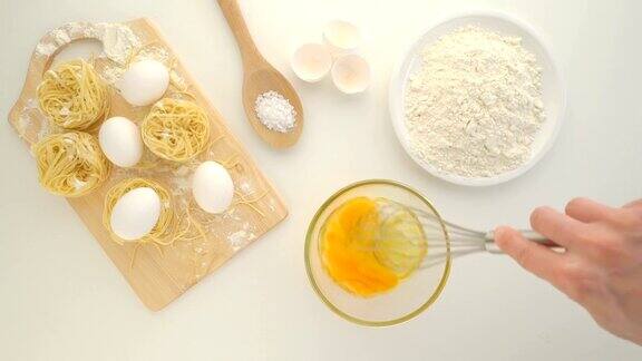 烹饪用鸡蛋生鸡蛋放在盘子里面粉放在桌上