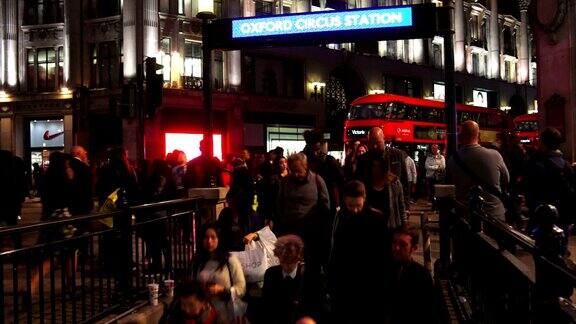 伦敦牛津广场地铁站夜间入口