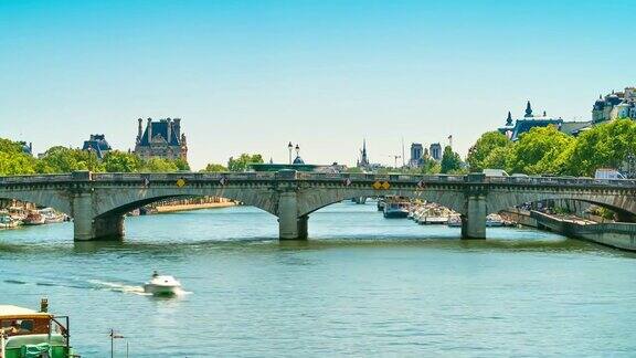 塞纳河上一段时间的流逝飞艇在模糊的运动中驶过阳光明媚的夏日巴黎城著名的河滨海湾景色越过历史悠久的大桥和巴黎圣母院近在眼前