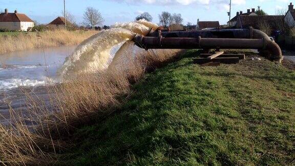 在英国萨默塞特巨大的水泵正在工作