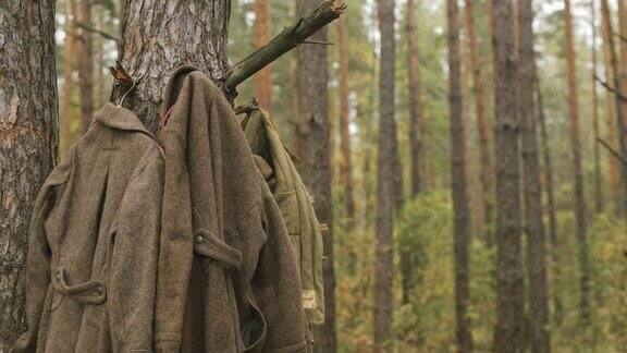 第二次世界大战时期苏联步兵红军士兵的大衣挂在帐篷外面木头上的衣架上二战时期第二次世界大战期间苏联东线士兵的制服