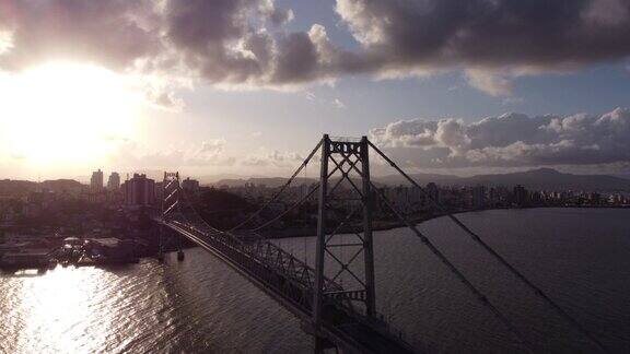 在巴西弗洛利亚诺波利斯的桥上日落延时拍