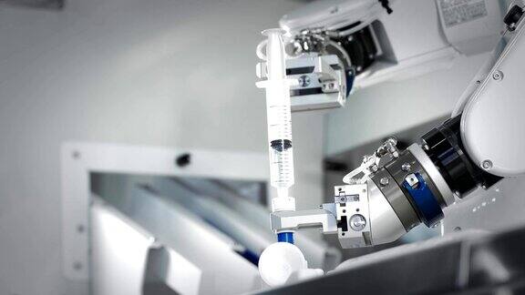 机器人手臂的创新手臂可以为癌症患者注射化疗药物医学新技术两个操控器将药物吸进注射器有害物质注入