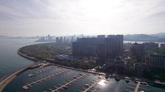 航拍美丽的海岸线和现代城市景观的青岛中国