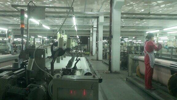 中国纺织工厂内部和机器工作场景