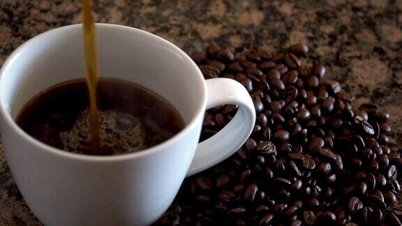 慢动作第二部分法式压滤咖啡倒入咖啡杯