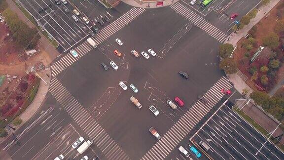 鸟瞰汽车行驶在城市的十字路口义乌中国