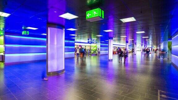 瑞士著名的苏黎世城火车站地下拥挤的大厅全景4k时间流逝