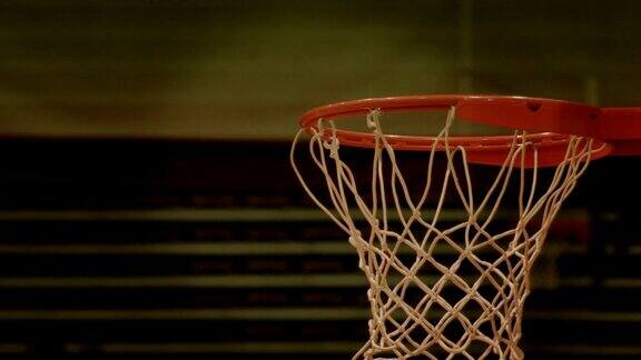 篮球练习上篮进篮特写