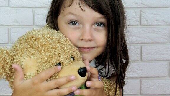 小女孩抱着一只小熊