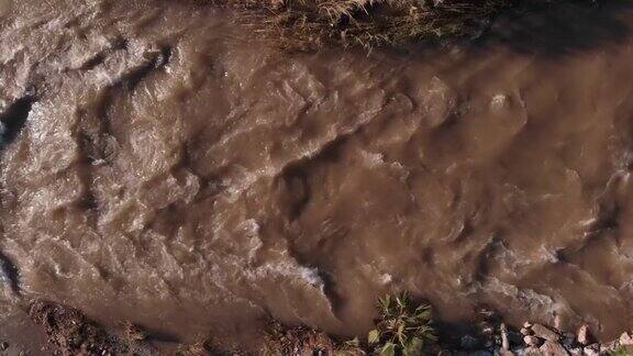洪水和滑坡大雨时河水浑浊肮脏的河水倾泻而下
