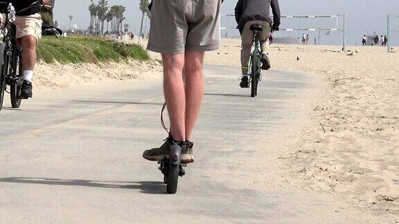 人们喜欢沙滩自行车道