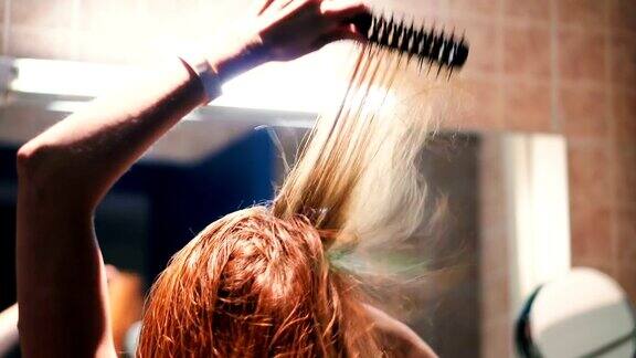 浴室女孩用吹风机吹干头发