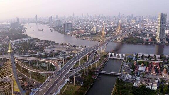 普密蓬悬索桥横跨湄南河鸟瞰图