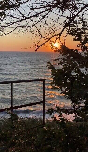 岸边靠海海浪风阳光