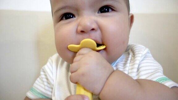 亚洲婴儿咬香蕉出牙玩具