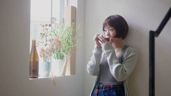 年轻的日本女性成年人喝咖啡和思考