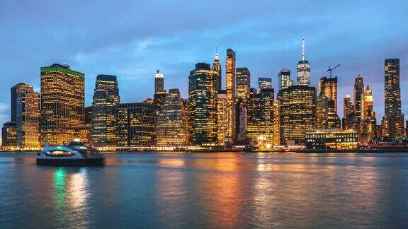 时间流逝下曼哈顿金融区城市景观与白天到晚上的时间在纽约美国