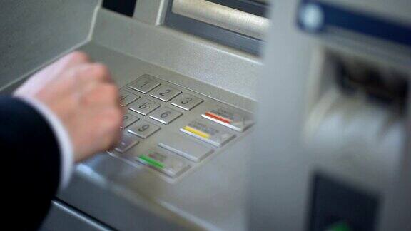 商人在ATM、银行服务、金融键盘上输入自己的密码