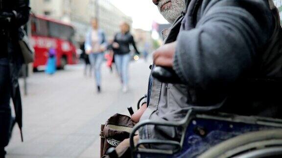 可怜的残疾人在街上乞讨