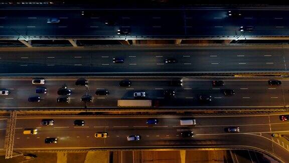 无人机拍摄的午夜城市道路鸟瞰图