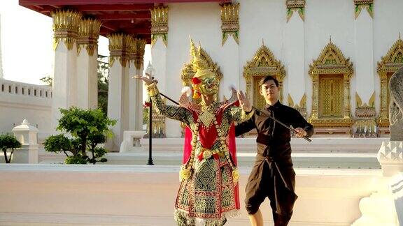 泰国古老的传统舞蹈面具下称为孔在大城府美丽的寺庙里与巨大的面具跳舞4k慢动作