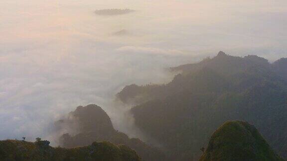 鸟瞰图的DoiPhaMon雾山景观在早上在清莱省泰国