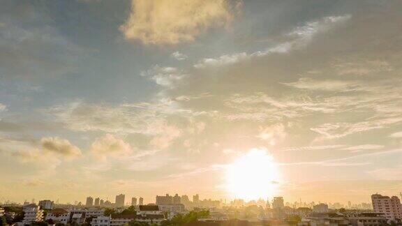 日落在曼谷城市:今晚的一天时间推移灰色的云天空与城市景观