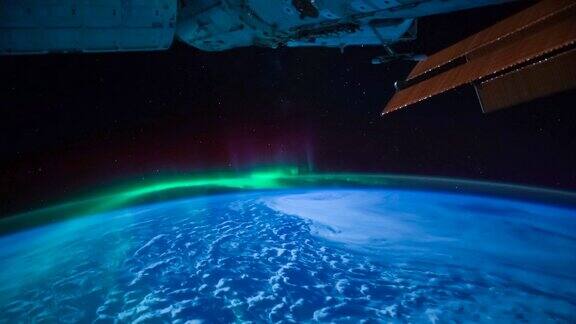 从国际空间站看到的地球与南极光的时间推移
