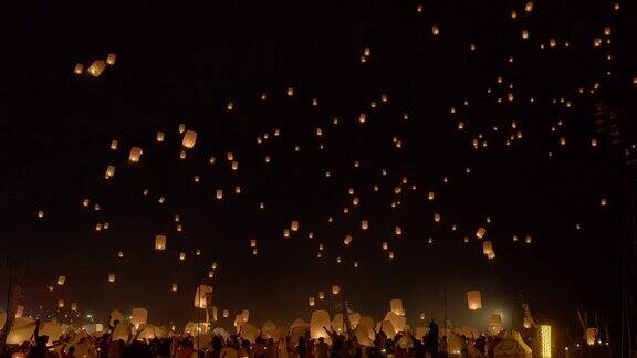 泰国清迈游客们在伊蓬(洛伊克拉通)节上放飞天灯