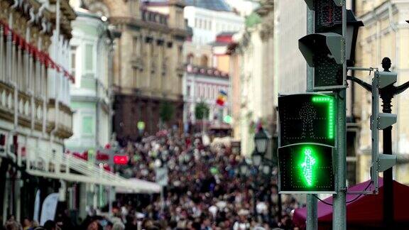 Сrowd匿名的人在城市的主要街道上像大蚁冢靠近行人十字路口的红绿灯背景与行人标志概念现代城市景观城市生活市中心步行区的购物者模糊的行人交通