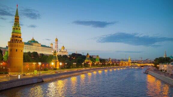俄罗斯日落莫斯科城市河流交通克里姆林宫墙桥观看4k时间推移
