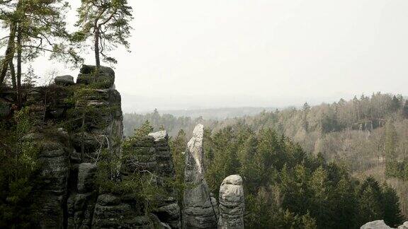 砂岩岩石森林中的岩石山丘攀登景观巨石