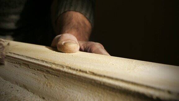 木匠用砂纸打磨木头