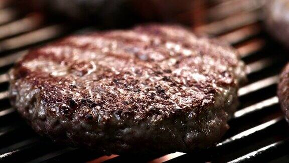 SLOMOLD牛肉汉堡在烤架上咝咝作响