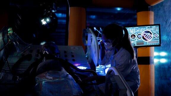 实验室技术员正在观察外星人机器人躺在手术室的传感器下面一个陌生人的呼吸