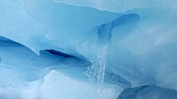 冰洞内部是一个白色和蓝色的冰川水从融化的冰中快速流动替身4k