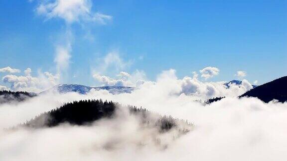 云在山脉上移动