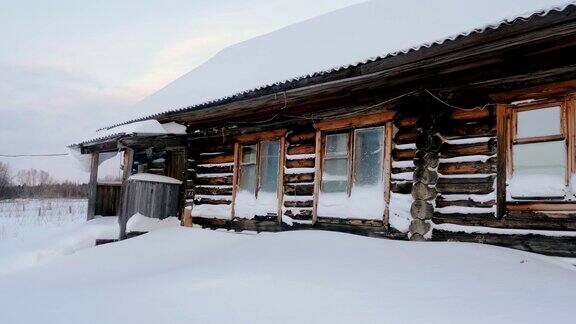 白雪覆盖的松林中的木屋俄罗斯乡村冬季景观西伯利亚4k