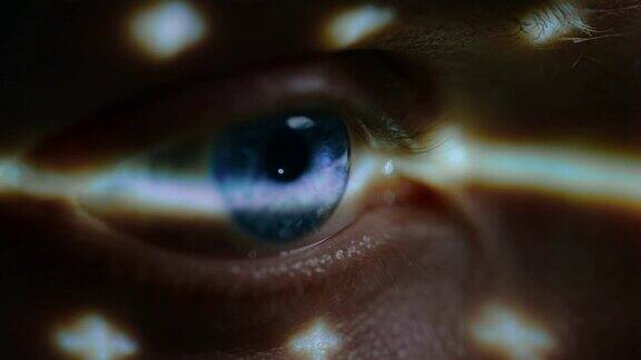 蓝眼虹膜生物识别扫描未来概念:投影仪通过点照亮面部和激光扫描来识别个体特写镜头
