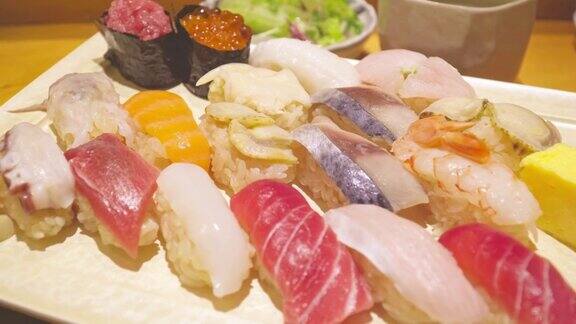 亚洲传统亚洲饮食文化日本日本美味的寿司卷木板米饭午餐美食传统