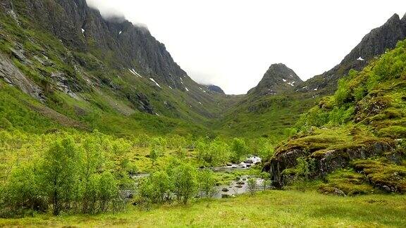 山谷和瀑布旁边的公路到诺德卡普挪威