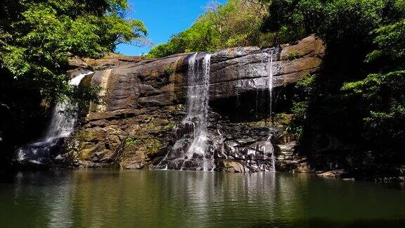 一个美丽的瀑布在雨林和植被中斯里兰卡