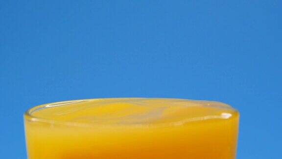 慢镜头里的橘子掉进橙汁里