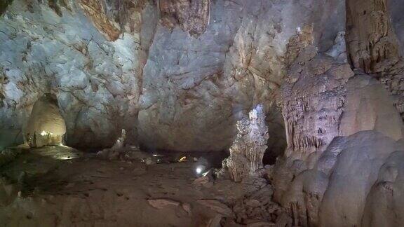 洞穴状的石灰岩地质构造