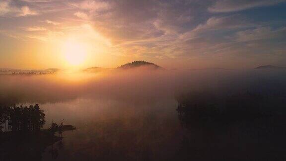 鸟瞰图晨雾上的山湖日出拍摄