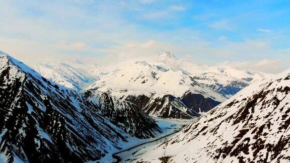 白雪覆盖的山峰风景如画