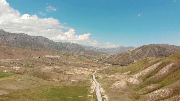 贾拉拉巴德地区吉尔吉斯斯坦纳林河上乡村通向费尔干纳山谷的山口区域dron拍摄